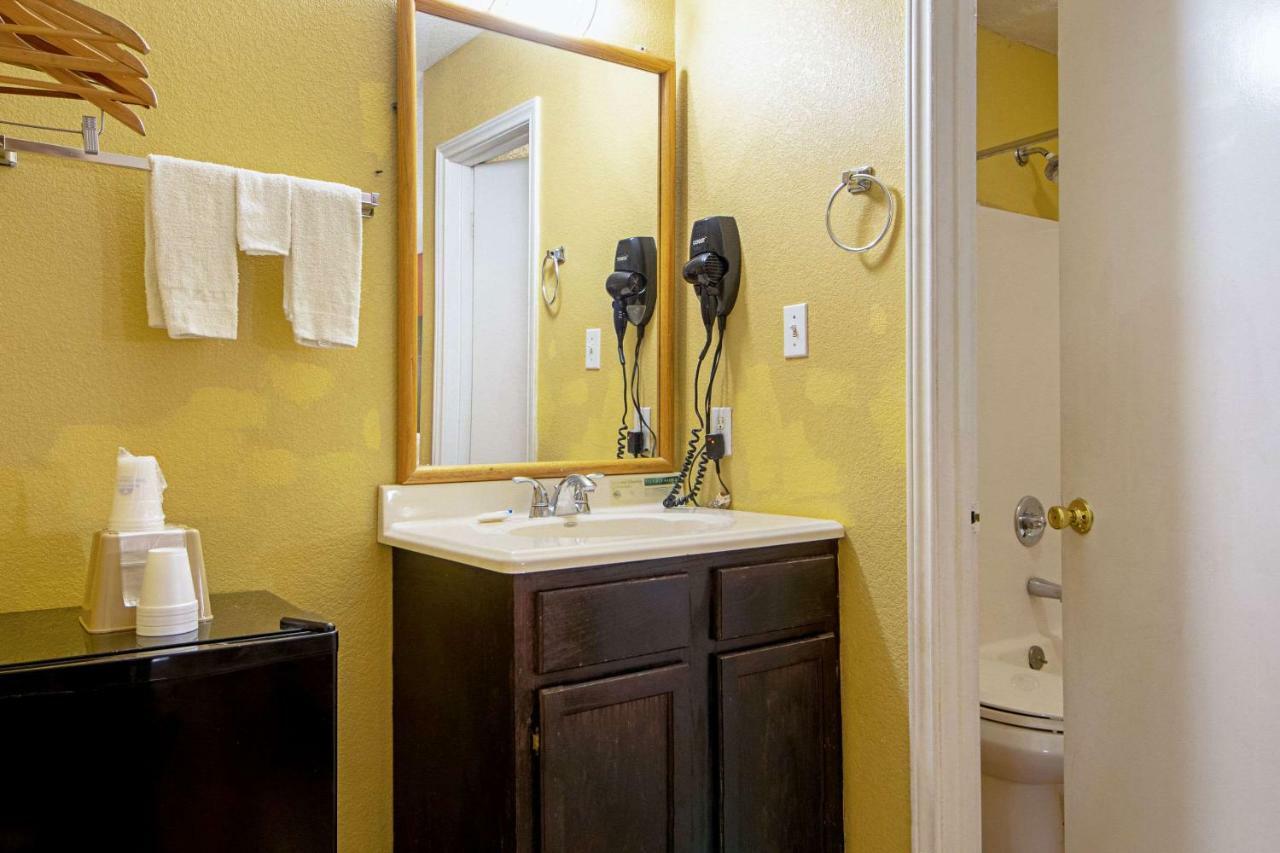 Economy Inn & Suites Дентън Екстериор снимка
