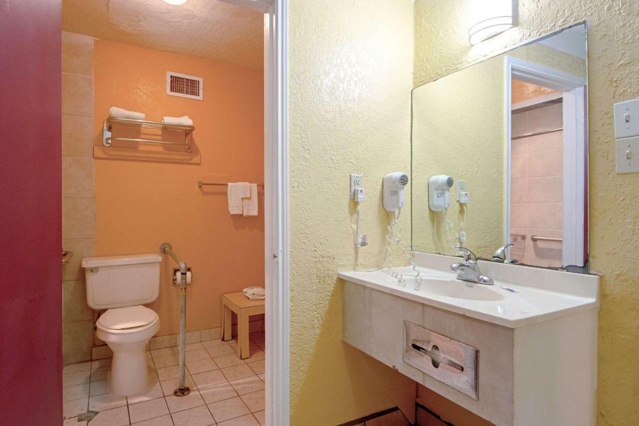 Economy Inn & Suites Дентън Екстериор снимка