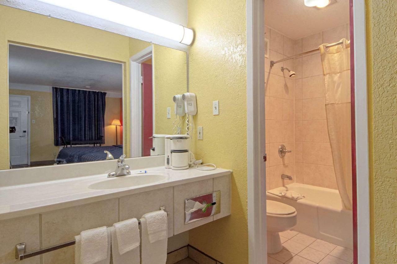 Economy Inn & Suites Дентън Екстериор снимка