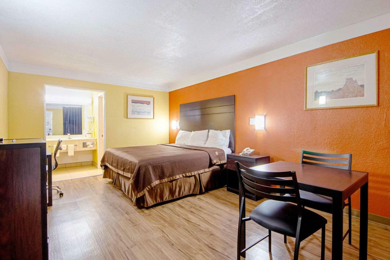 Economy Inn & Suites Дентън Екстериор снимка