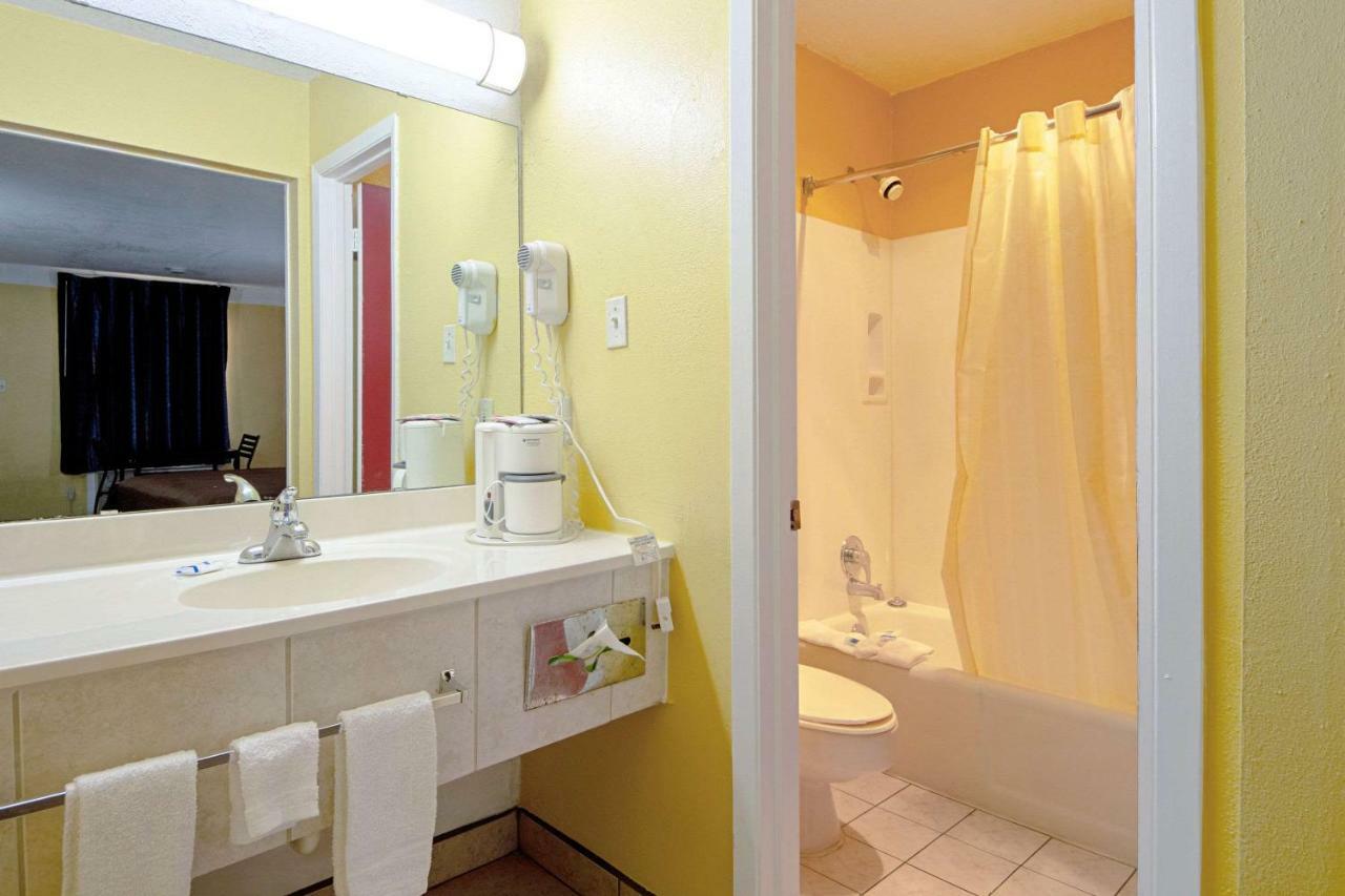 Economy Inn & Suites Дентън Екстериор снимка