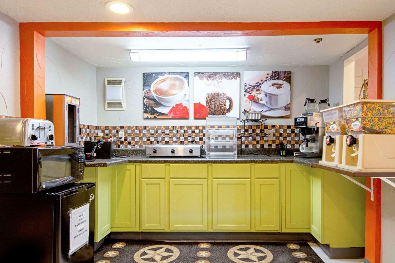Economy Inn & Suites Дентън Екстериор снимка