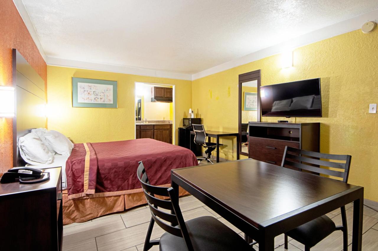 Economy Inn & Suites Дентън Екстериор снимка